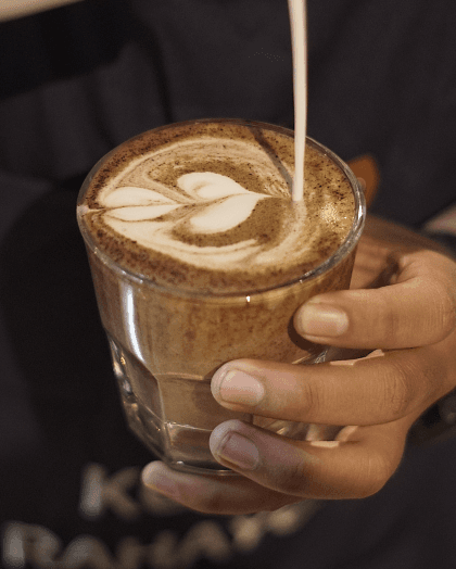 Secangkir latte di Kopi Rahayu
